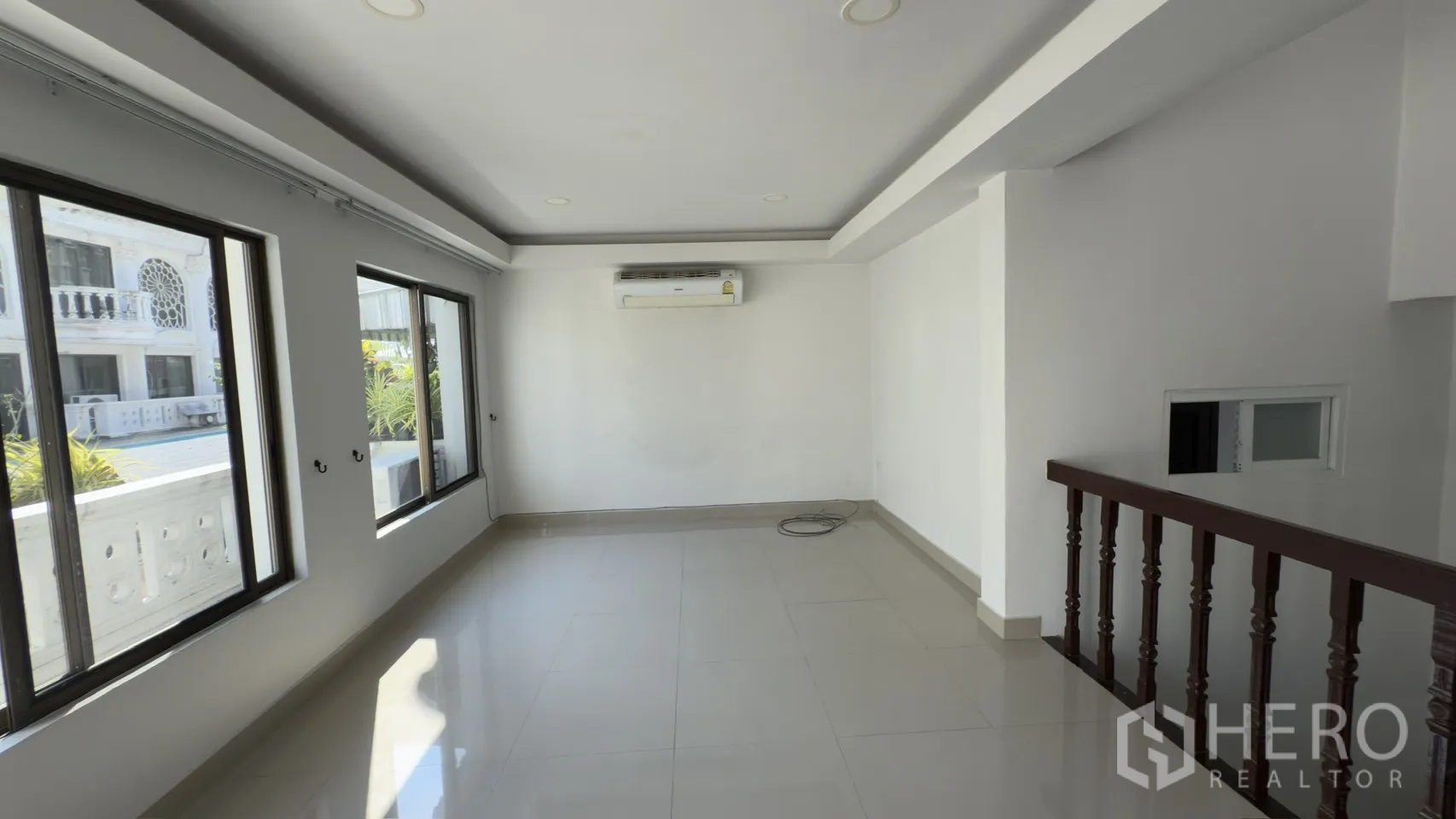 ทาวน์เฮาส์ for rent in Watthana, Bangkok - มุมมองห้องนั่งเล่นไปยังบันได มีหน้าต่างกว้างและเครื่องปรับอากาศ