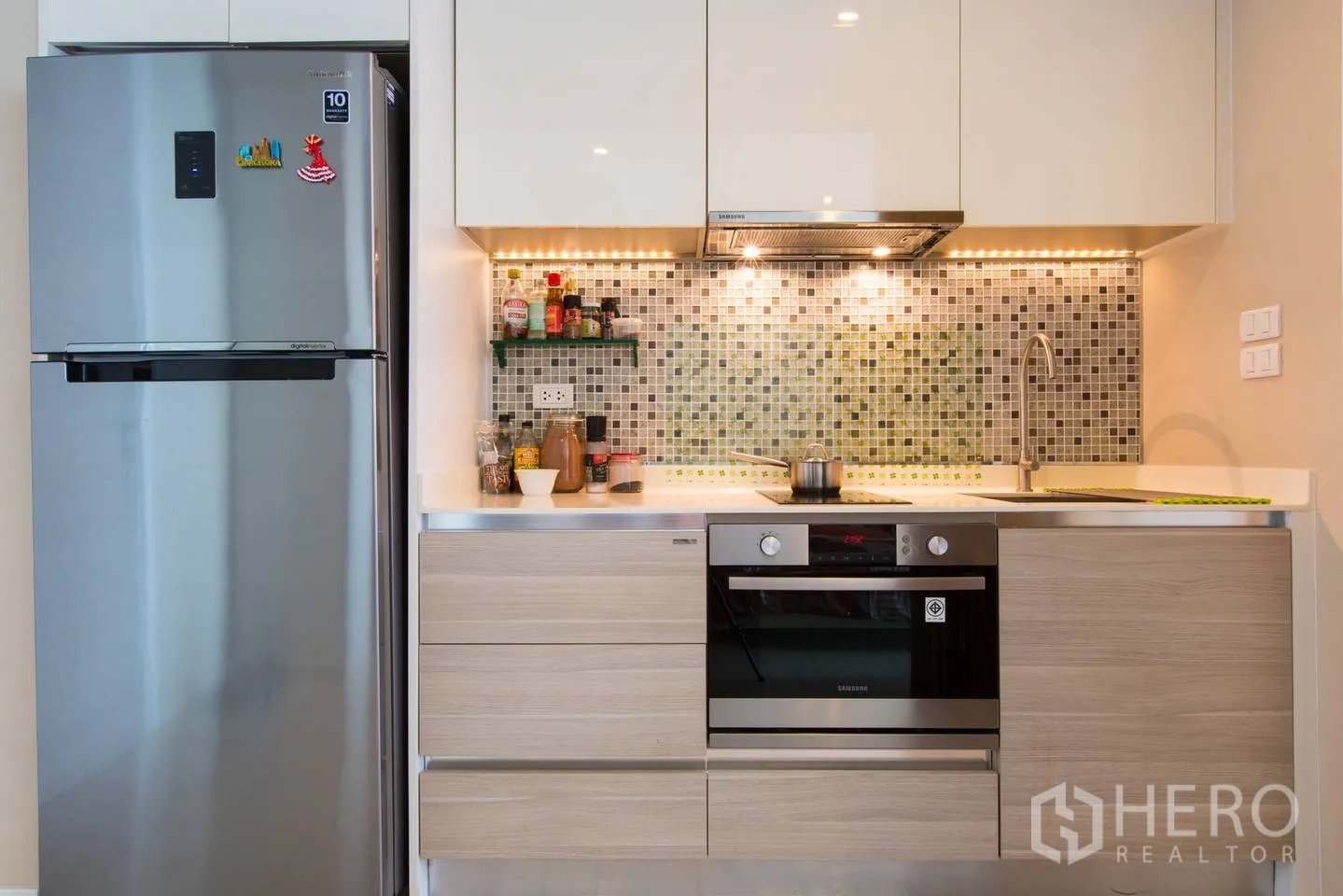 คอนโด ให้เช่าในWatthana, Bangkok - ครัวขนาดกะทัดรัด กระเบื้องโมเสก เตาอบ เตาไฟฟ้า อ่างล้าง และตู้เย็นสแตนเลส