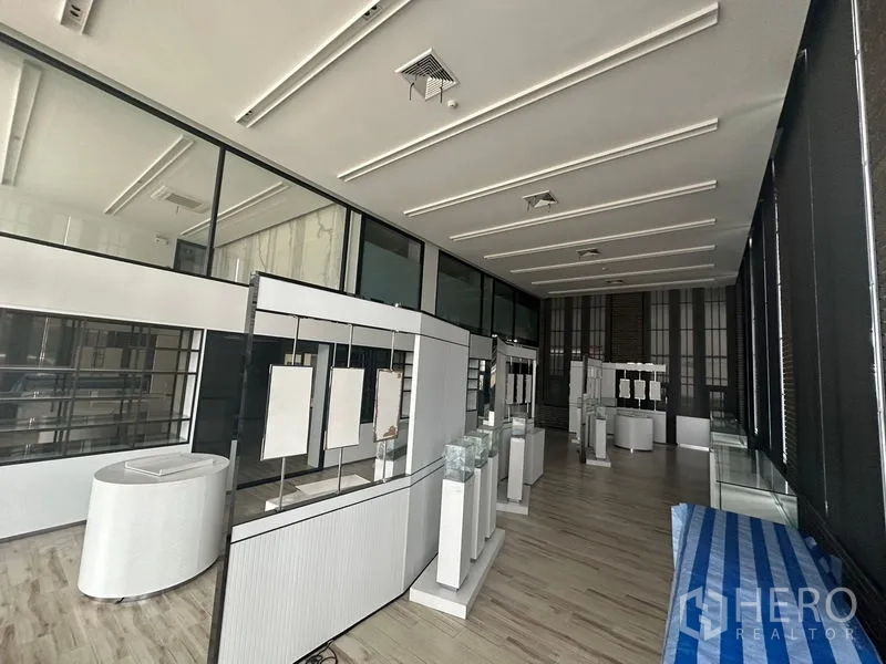 พื้นที่ขายปลีก ให้เช่าในBang Phli, Samut Prakan - โถงทางเดินแสดงสินค้า ตู้กระจกเรียงตัว และแถบไฟเพดาน