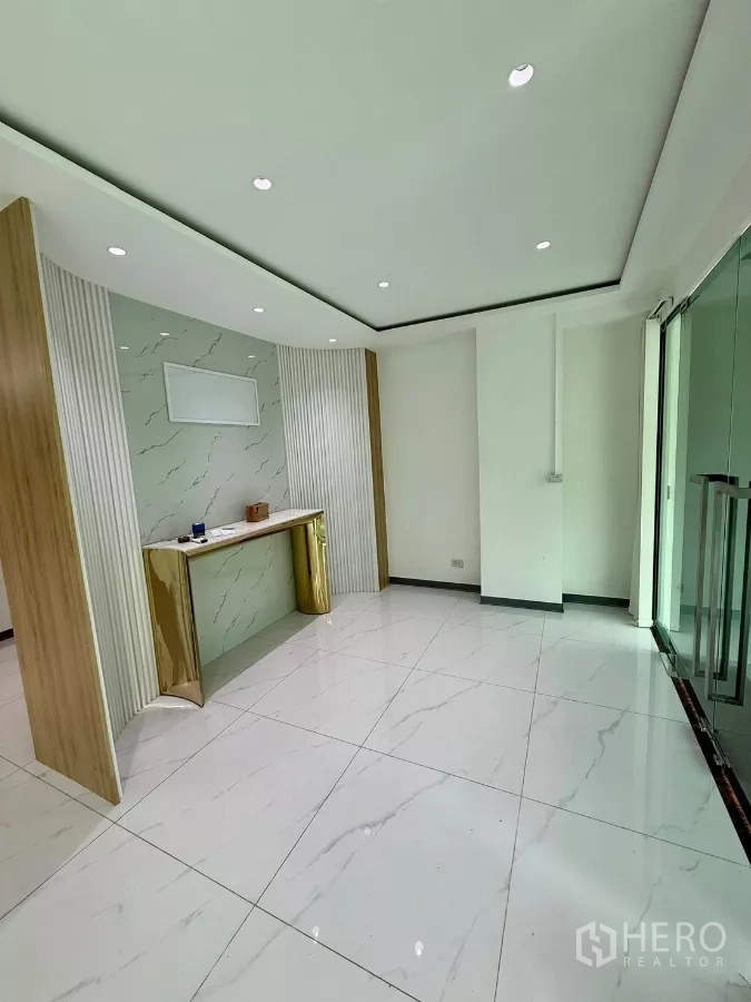 สำนักงานที่บ้าน ให้เช่าหรือขายในWang Thonglang, Bangkok - โถงต้อนรับผนังลายหินอ่อน โต๊ะคอนโซล และประตูกระจก