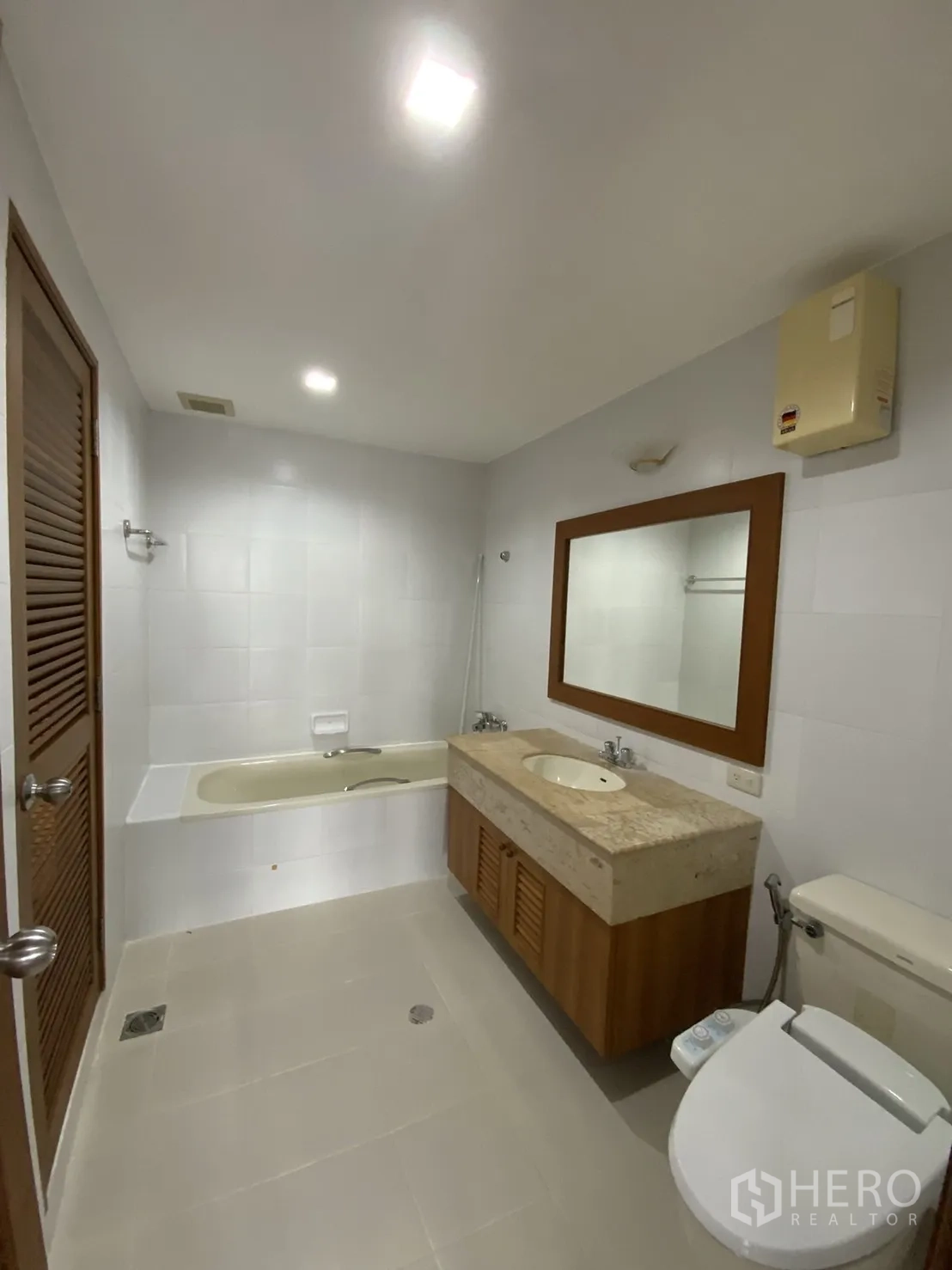 คอนโด ให้เช่าในWatthana, Bangkok - ห้องน้ำโทนสว่าง พร้อมอ่างอาบน้ำ เคาน์เตอร์หินอ่อน และสุขภัณฑ์