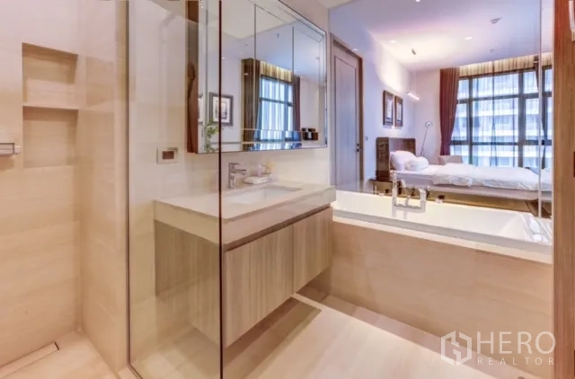 คอนโด ให้เช่าหรือขายในWatthana, Bangkok - ห้องน้ำสมัยใหม่ อ่างล้างหน้า ห้องอาบน้ำกระจก และอ่างอาบน้ำมองเชื่อมไปยังห้องนอน