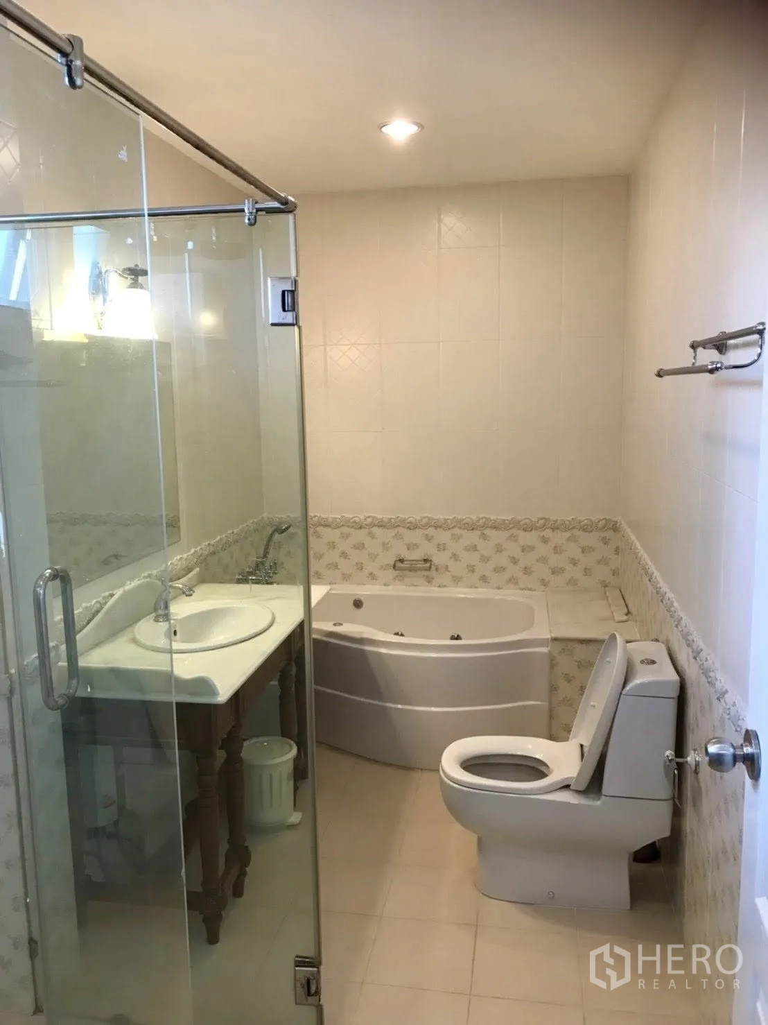 Detached House for rent in Mueang Samut Prakan, Samut Prakan - Bathroom featuring a glass-enclosed shower, bathtub and vanity.