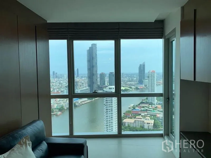 คอนโด ให้เช่าในKhlong San, Bangkok - หน้าต่างบานใหญ่ในห้องนั่งเล่นมองเห็นวิวแม่น้ำและเมือง