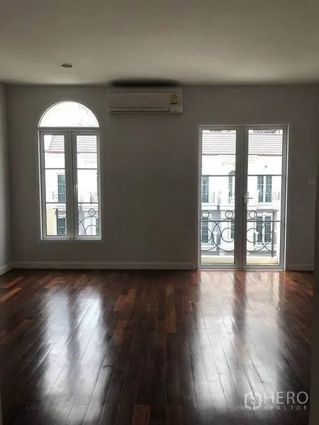 ทาวน์เฮาส์ ให้เช่าในWatthana, Bangkok - ห้องนอนมีหน้าต่างโค้งและประตูระเบียง มองเห็นวิวโครงการ