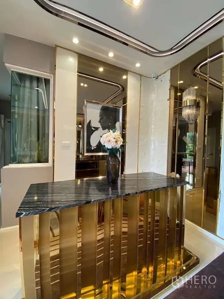 บ้าน ให้เช่าหรือขายในBueng Kum, Bangkok - โถงทางเข้า เคาน์เตอร์ท็อปหินสีดำ ตกแต่งคาดทองหรูหรา