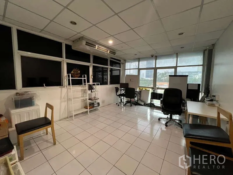 店屋 出租或出售在Khlong Toei, Bangkok - 带大窗的办公室，配桌椅与储物架