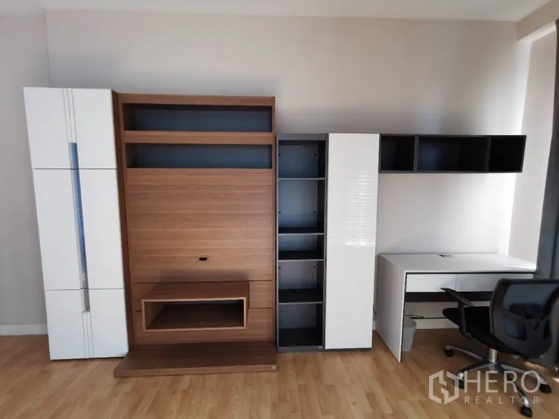 联排别墅 出租在Wang Thonglang, Bangkok - 可作书房的房间，带收纳柜、电视柜、墙柜与书桌椅。