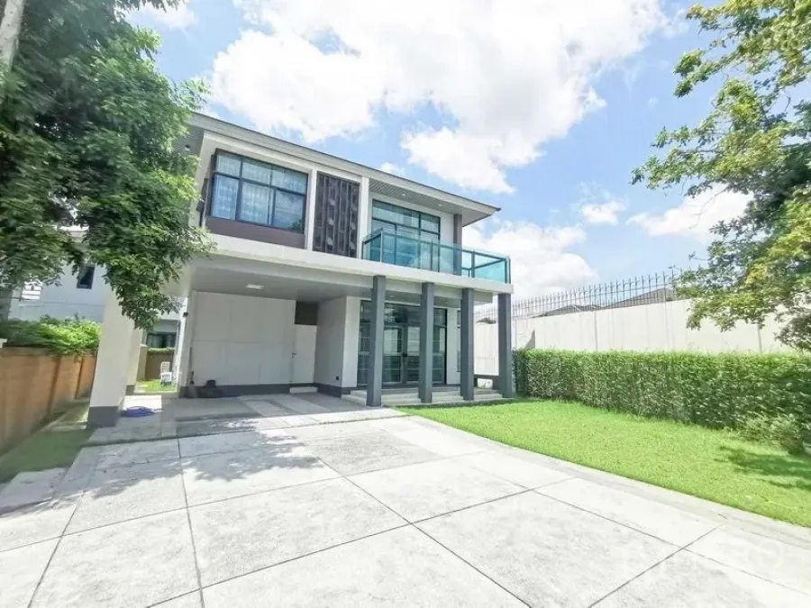 บ้าน ให้เช่าหรือขายในPrawet, Bangkok - บ้านสองชั้นสไตล์โมเดิร์น มีระเบียง เสากลม ที่จอดรถ และสนามหญ้า