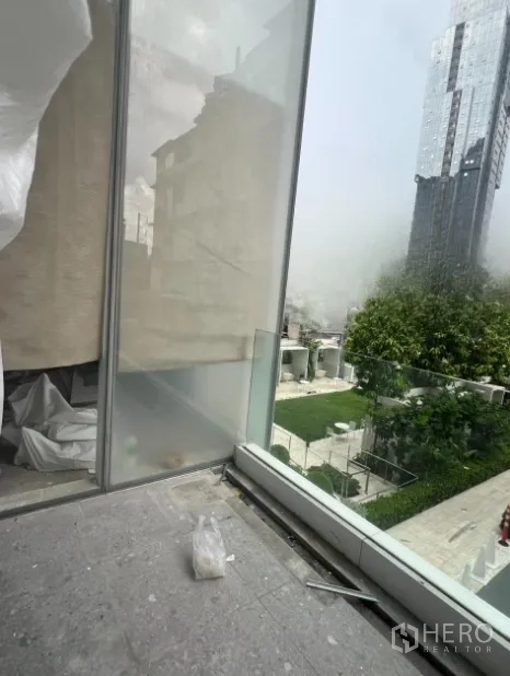 零售空间 出租 - 露台转角处，玻璃立面与城市高楼景观。