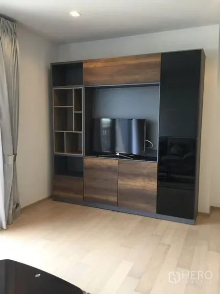 公寓 出租在Watthana, Bangkok - 客厅内的现代电视墙柜与开放式置物架