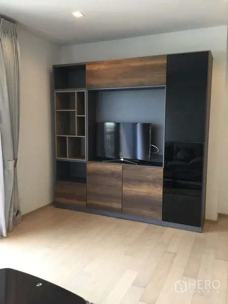 公寓 出租在Watthana, Bangkok - 客厅内的现代电视墙柜与开放式置物架