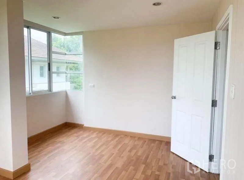 บ้าน ขายในSaphan Sung, Bangkok - ห้องนอนมุมอีกห้องพร้อมหน้าต่างเข้ามุมและประตูสีขาว