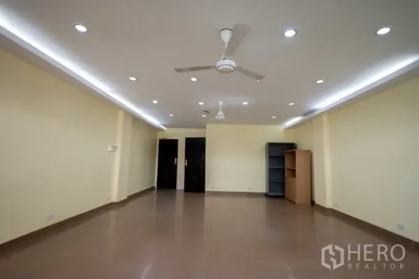 สำนักงานที่บ้าน ให้เช่า - พื้นที่ภายในขนาดใหญ่มีพัดลมเพดาน ผนสีอุ่น และประตูคู่เชื่อมไปยังห้องด้านหลัง