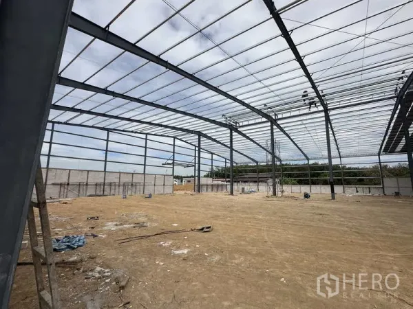 คลังสินค้า ให้เช่าหรือขายในNikhom Phatthana, Rayong - ภาพมุมภายในโกดังโครงเหล็กความสูงโปร่งพร้อมแนวรั้วรอบพื้นที่