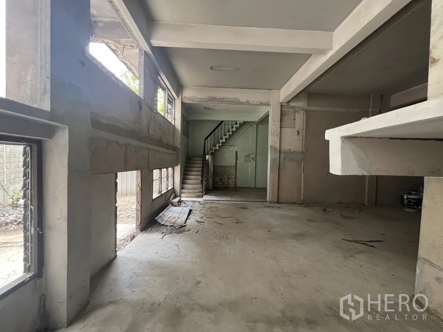店屋 for rent in Bang Rak, Bangkok - 室内带窗户与通往楼上的楼梯。