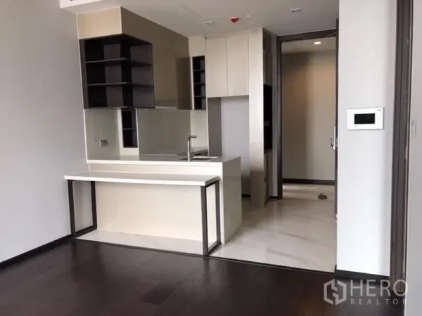 คอนโด ขายในWatthana, Bangkok - ครัวสมัยใหม่มีไอส์แลนด์ แผ่นกระจกกันเปื้อน และชั้นวางเปิดเชื่อมต่อโซนนั่งเล่น