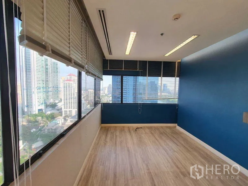 สำนักงาน ให้เช่าในWatthana, Bangkok - ห้องทำงานมุมอาคาร ผนังสีน้ำเงิน พื้นไม้ วิวเมือง