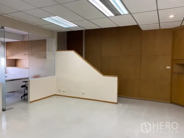 办公空间 出租在Din Daeng, Bangkok - 开放办公区，吊顶灯、木质特色墙，与玻璃隔断办公室