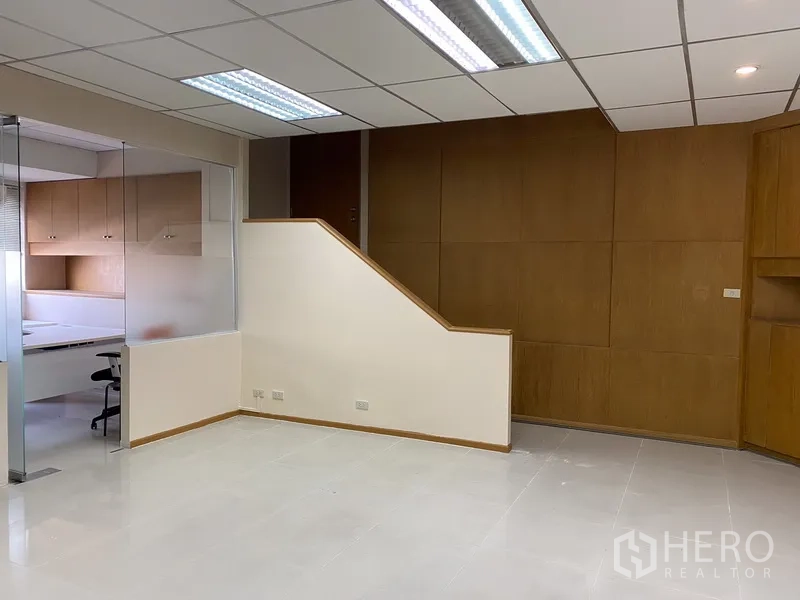 办公空间 出租在Din Daeng, Bangkok - 开放办公区，吊顶灯、木质特色墙，与玻璃隔断办公室