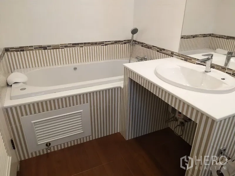 联排别墅 出租在Mueang Samut Prakan, Samut Prakan - 浴室配嵌入式浴缸与单台盆，镶嵌马赛克装饰。