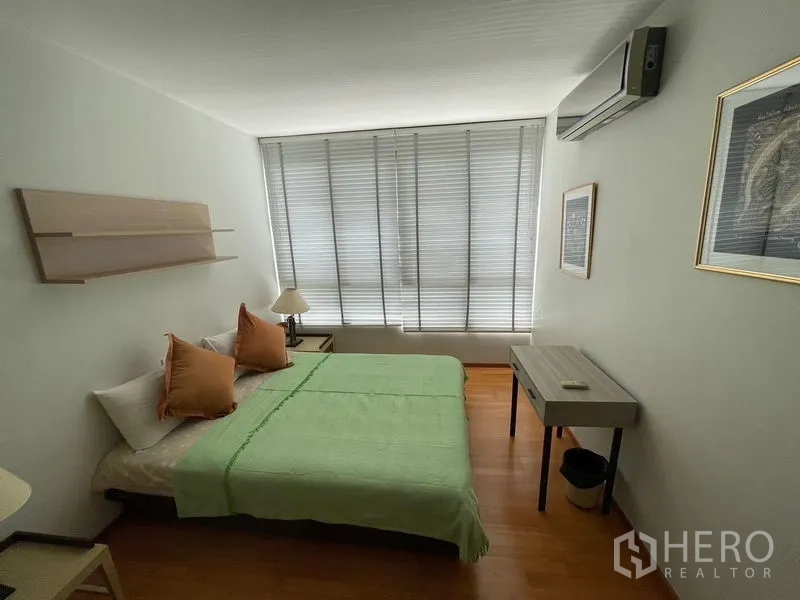 คอนโด ขายในKhlong Toei, Bangkok - ห้องนอนที่สองมีโต๊ะทำงาน เครื่องปรับอากาศ และหน้าต่างบานเกล็ดยาวทั้งผนัง