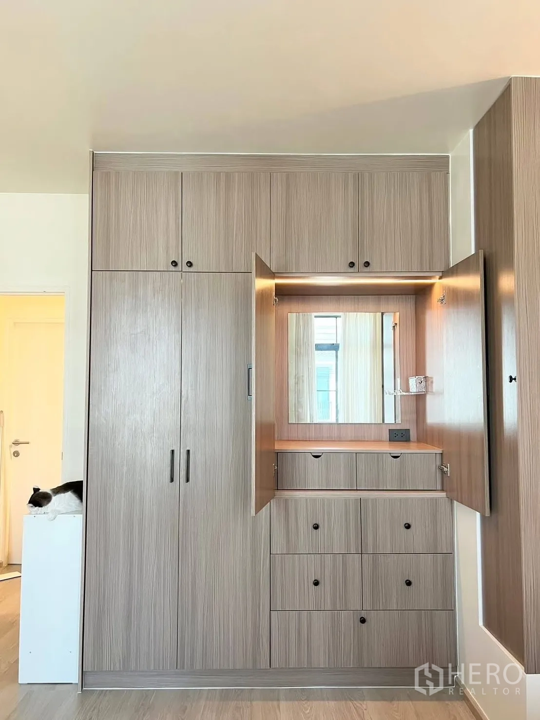 联排别墅 for rent in Bang Phli, Samut Prakan - 内置衣柜带梳妆台与多组收纳柜。