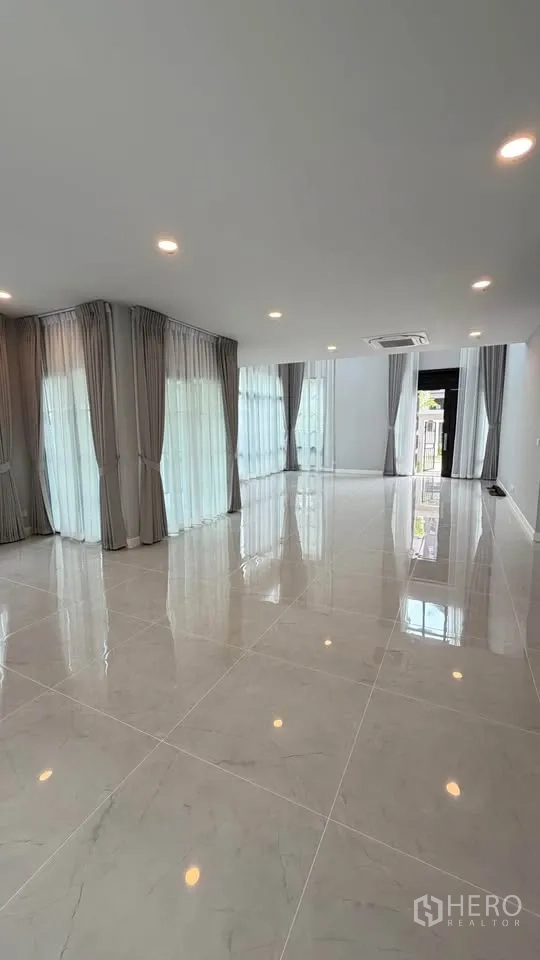 Detached House for rent in Bang Phli, Samut Prakan - Vast living space with full-height curtains and ceiling lights.