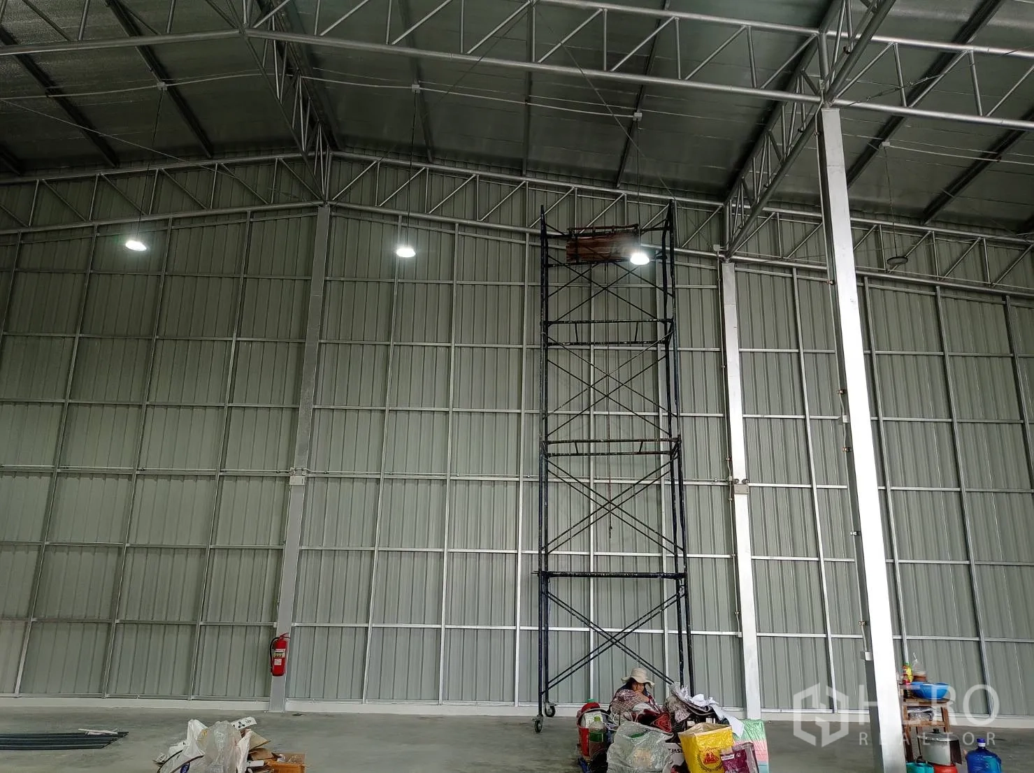คลังสินค้า ให้เช่าในBang Kapi, Bangkok - ภายในโกดังผนังสูง มีนั่งร้านและพื้นคอนกรีตเรียบ