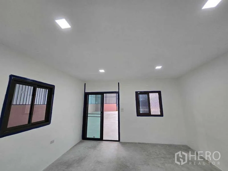 คลังสินค้า ให้เช่าในKhlong Toei, Bangkok - ห้องสำนักงานสะอาด เพดานฝังไฟ พร้อมประตูกระจกบานเลื่อนออกสู่โกดัง