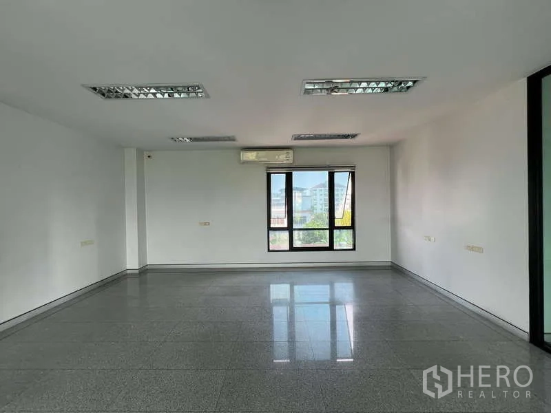 Office Space for sale in Bang Na, Bangkok - Empty office room with tiled floor, air conditioner and double windows.