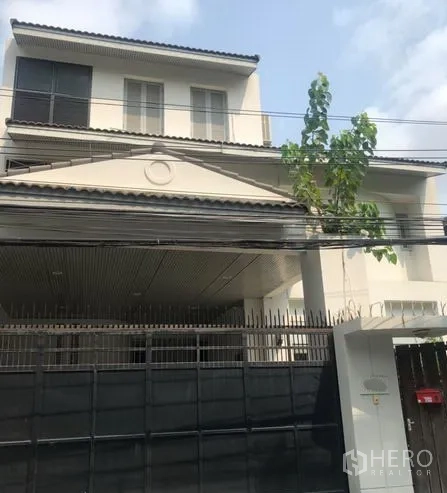 บ้าน ให้เช่าในBang Rak, Bangkok - บ้านเดี่ยวสองชั้นมีกำแพงรั้ว ประตูเหล็ก และโรงจอดรถใต้หลังคา ในเขตบางรัก กรุงเทพฯ