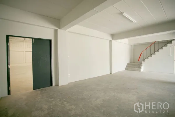 货栈 出租在Bang Phli, Samut Prakan - 邦普里仓库内办公室，带通往夹层的楼梯和通向主库区的门