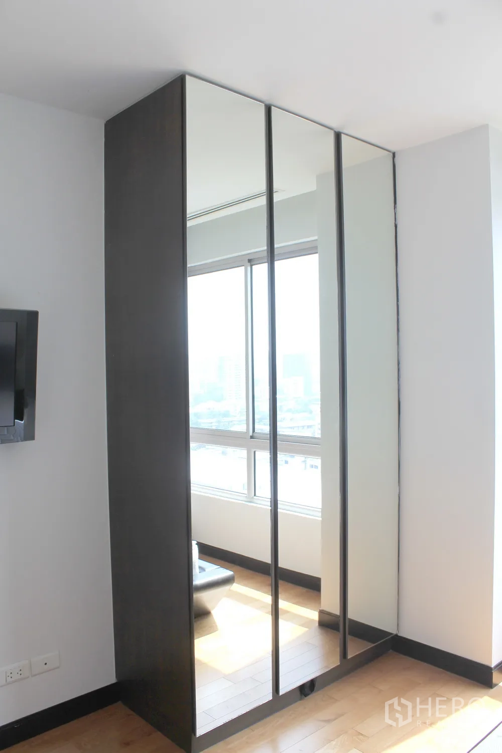 Condominium for rent or sale in Yan Nawa, Bangkok - Full-height mirrored wardrobe reflecting natural light beside the bedroom window.