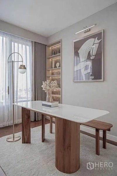 คอนโด ให้เช่าหรือขายในWatthana, Bangkok - ห้องทำงานรับแสงธรรมชาติ โต๊ะโมเดิร์น ชั้นบิลท์อินและผ้าม่านโปร่ง.