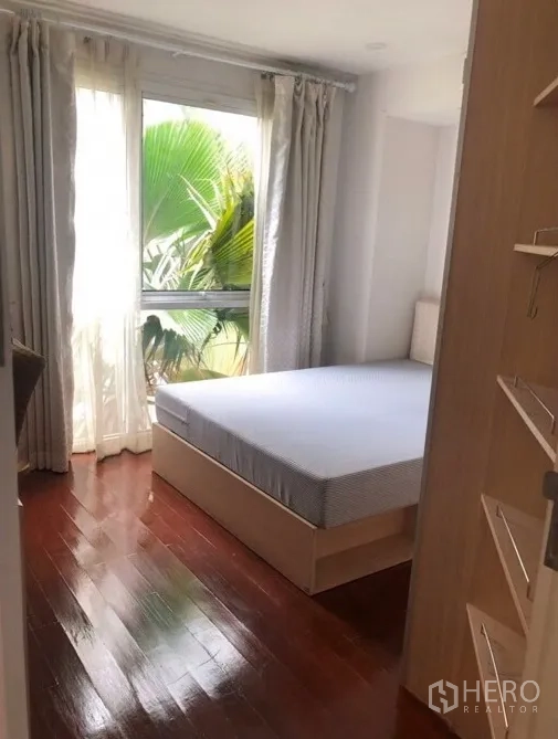 คอนโด ให้เช่าในWatthana, Bangkok - ห้องนอนมีหน้าต่างบานใหญ่ ผ้าม่าน และวิวต้นไม้ พื้นไม้เงางาม