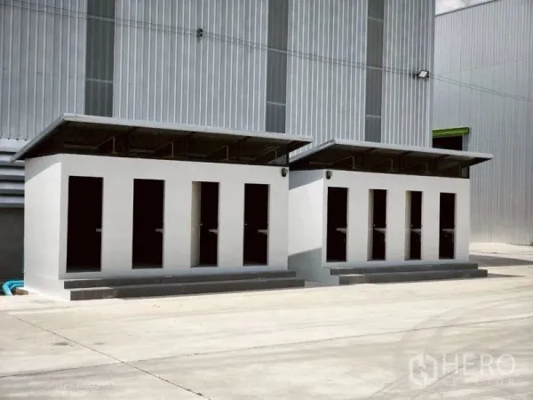 货栈 出租在Bang Phli, Samut Prakan - 仓库旁成对的白色配套用房，多个出入口供员工使用。