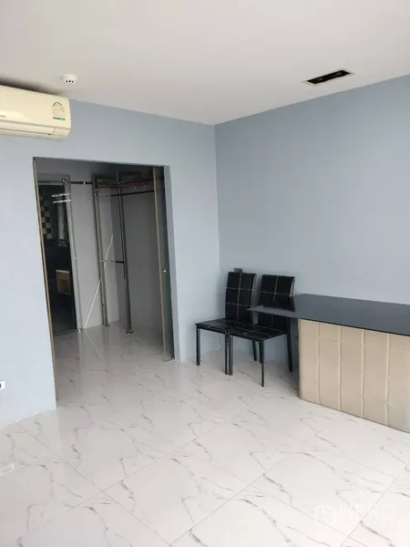 办公空间 出租在Khlong Toei, Bangkok - 次级房间，浅蓝墙面、大理石纹地砖、空调与玻璃门。