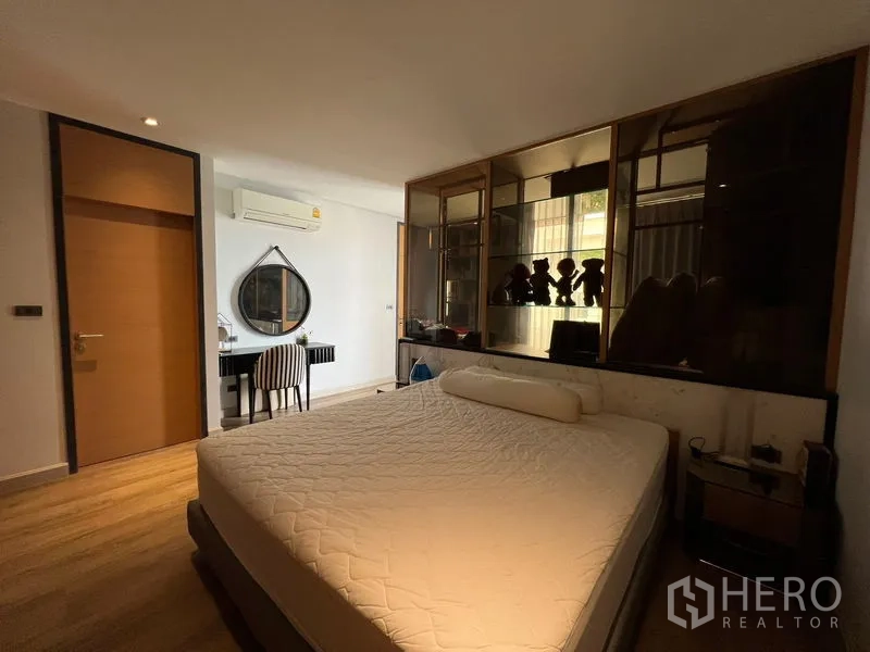 联排别墅 出租在Saphan Sung, Bangkok - 次卧带内置展示柜、梳妆台与暖色照明。