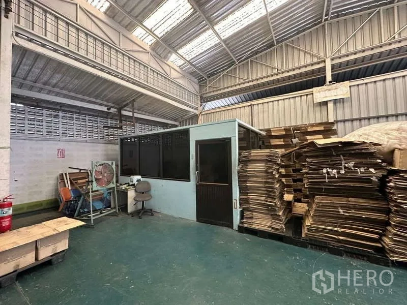 คลังสินค้า ให้เช่าในYan Nawa, Bangkok - ห้องออฟฟิศย่อยภายในโกดัง ข้างกองพาเลตกระดาษและอุปกรณ์ ใต้หลังคาสูงโปร่ง