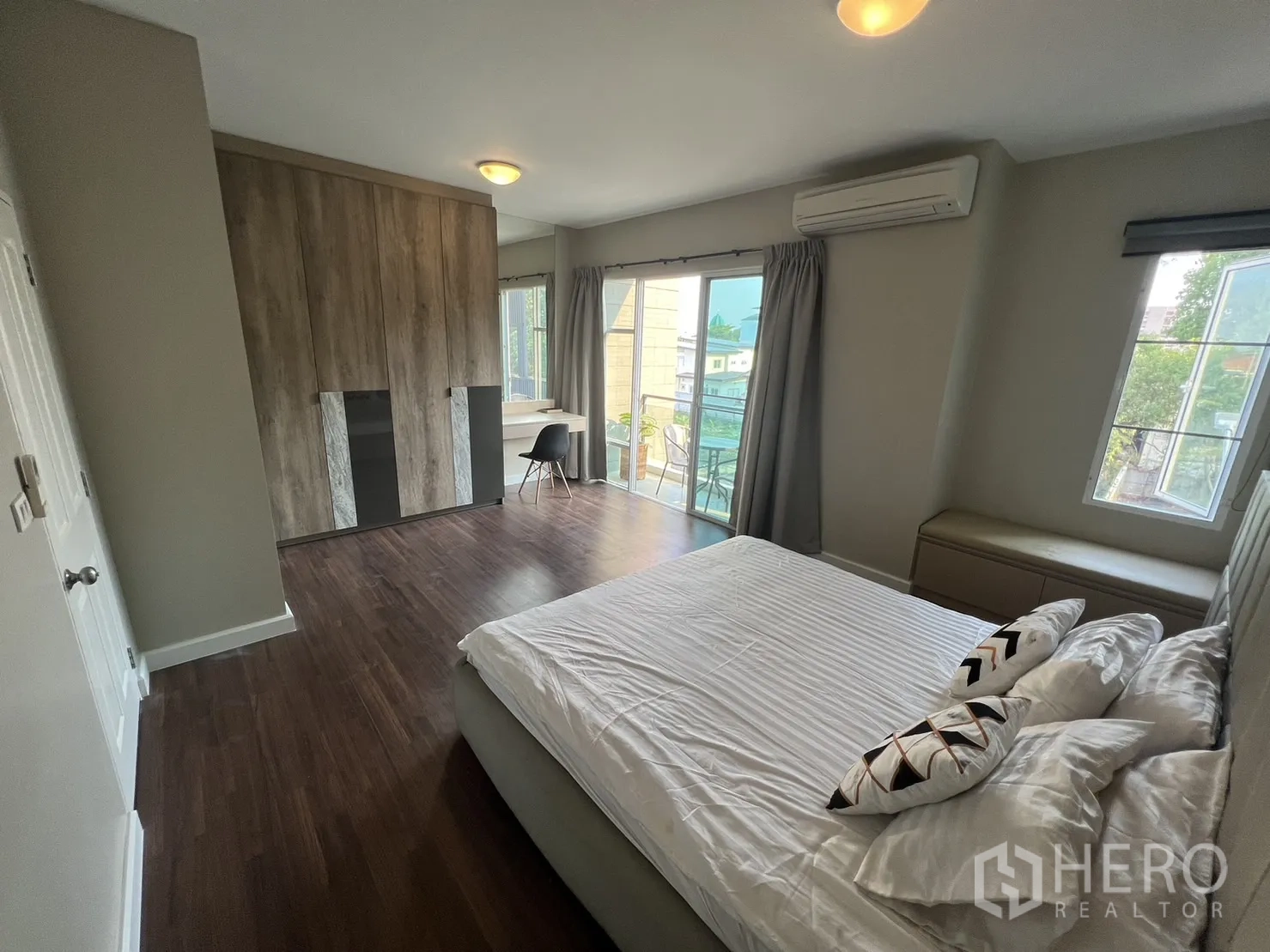 ทาวน์เฮาส์ for rent in Suan Luang, Bangkok - ห้องนอนมาสเตอร์มีตู้เสื้อผ้าบิลท์อิน โต๊ะทำงาน และทางออกสู่ระเบียง.
