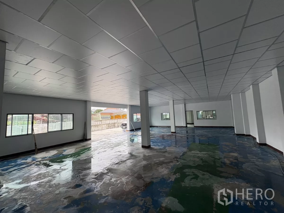 โรงงาน ให้เช่าในKhlong Toei, Bangkok - พื้นที่สำนักงานแบบเปิดโล่ง มีเสาและหน้าต่างกว้างมองเห็นลาน