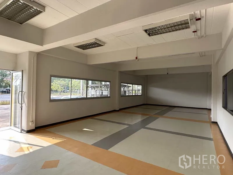 工厂 出租在Bang Phli, Samut Prakan - 一层办公区，大窗与拼色地面，临停车区