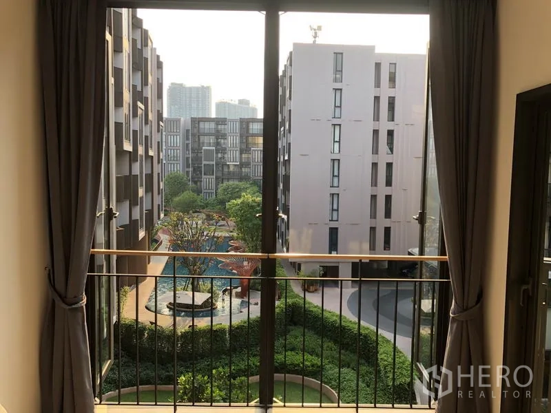 คอนโด ให้เช่าในWatthana, Bangkok - มุมมองจากระเบียง เห็นอาคารโลว์ไรส์ สวนเขียวขจี และสระว่ายน้ำทรงอิสระ