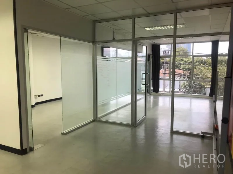 สำนักงาน ให้เช่าในKhlong Toei, Bangkok - มุมสำนักงานกั้นกระจกหลายส่วน มองเห็นวิวเมืองและต้นไม้ผ่านหน้าต่าง