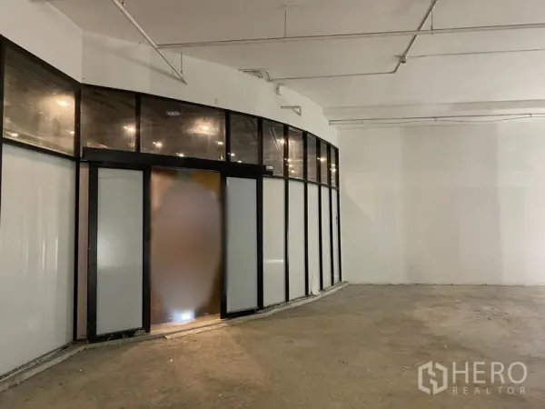 พื้นที่ขายปลีก ให้เช่า - หน้าร้านกว้าง ประตูกระจกบานเลื่อนและแผงฝ้าโปร่ง มองเห็นพื้นที่ภายในกว้าง