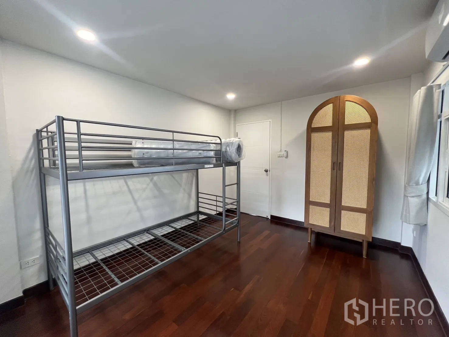 Detached House for rent in Saphan Sung, Bangkok - Bunk-bed bedroom with rattan wardrobe and recessed lighting.