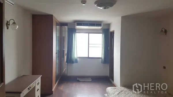 คอนโด ให้เช่าในKhlong Toei, Bangkok - โถงห้องนอนมีตู้บิลต์อิน หน้าต่างผ้าม่าน พื้นไม้ และเครื่องปรับอากาศติดเพดาน