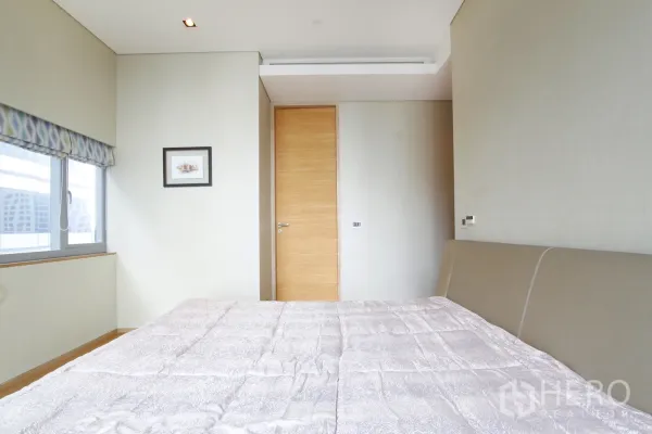 คอนโด ขายในBang Rak, Bangkok - ห้องนอนที่สอง มีหน้าต่างบานใหญ่ ม่านลาย และประตูไม้โทนอ่อน