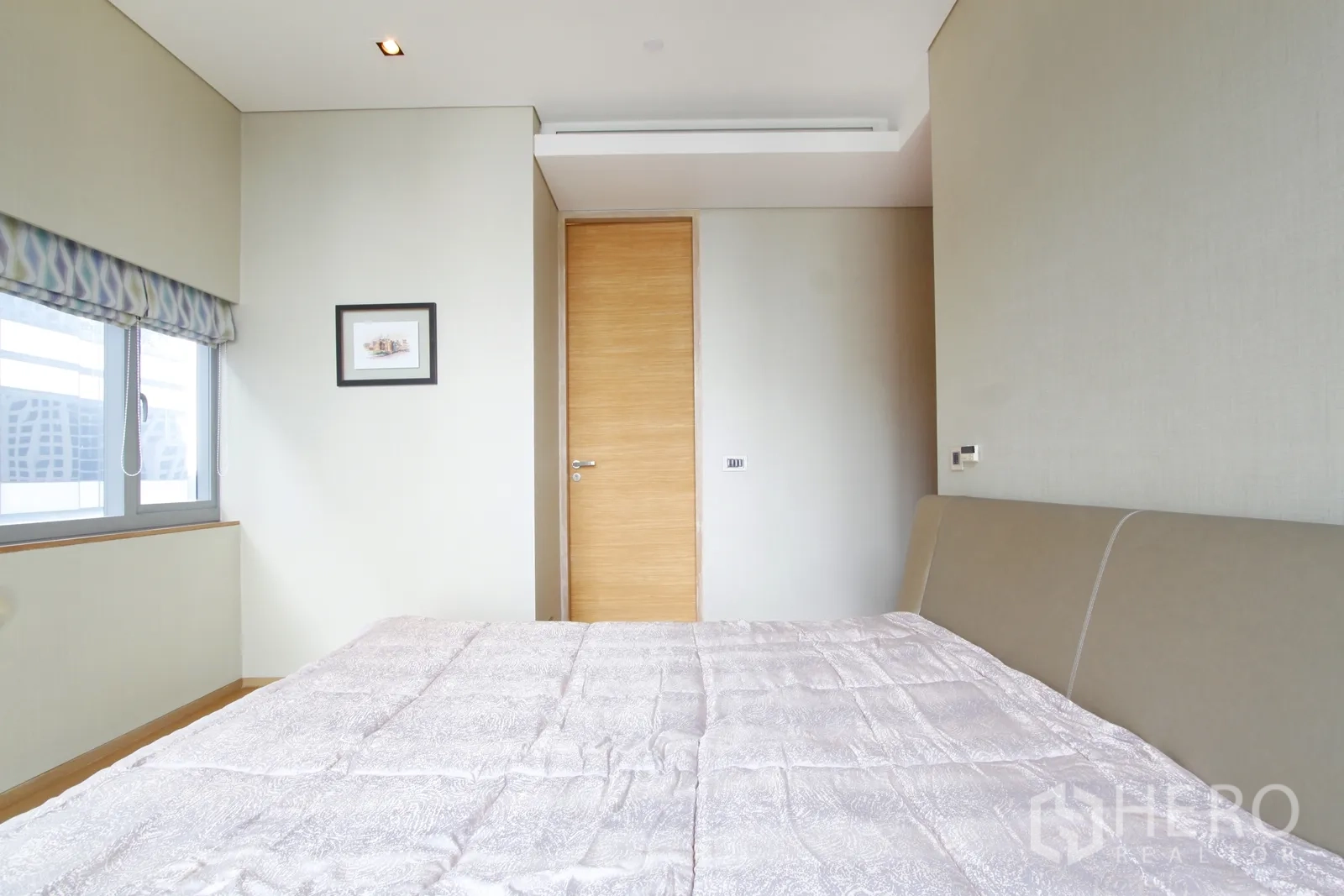 คอนโด ขายในBang Rak, Bangkok - ห้องนอนที่สอง มีหน้าต่างบานใหญ่ ม่านลาย และประตูไม้โทนอ่อน